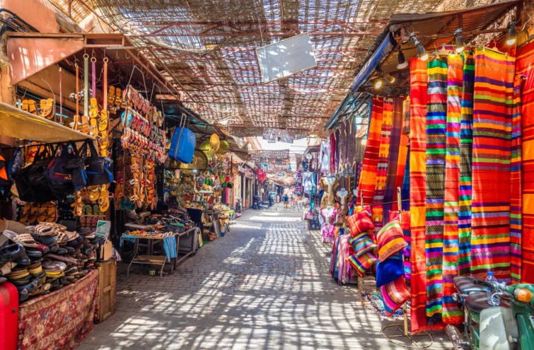 Marrákesi piac, a helyi árusok portékáival