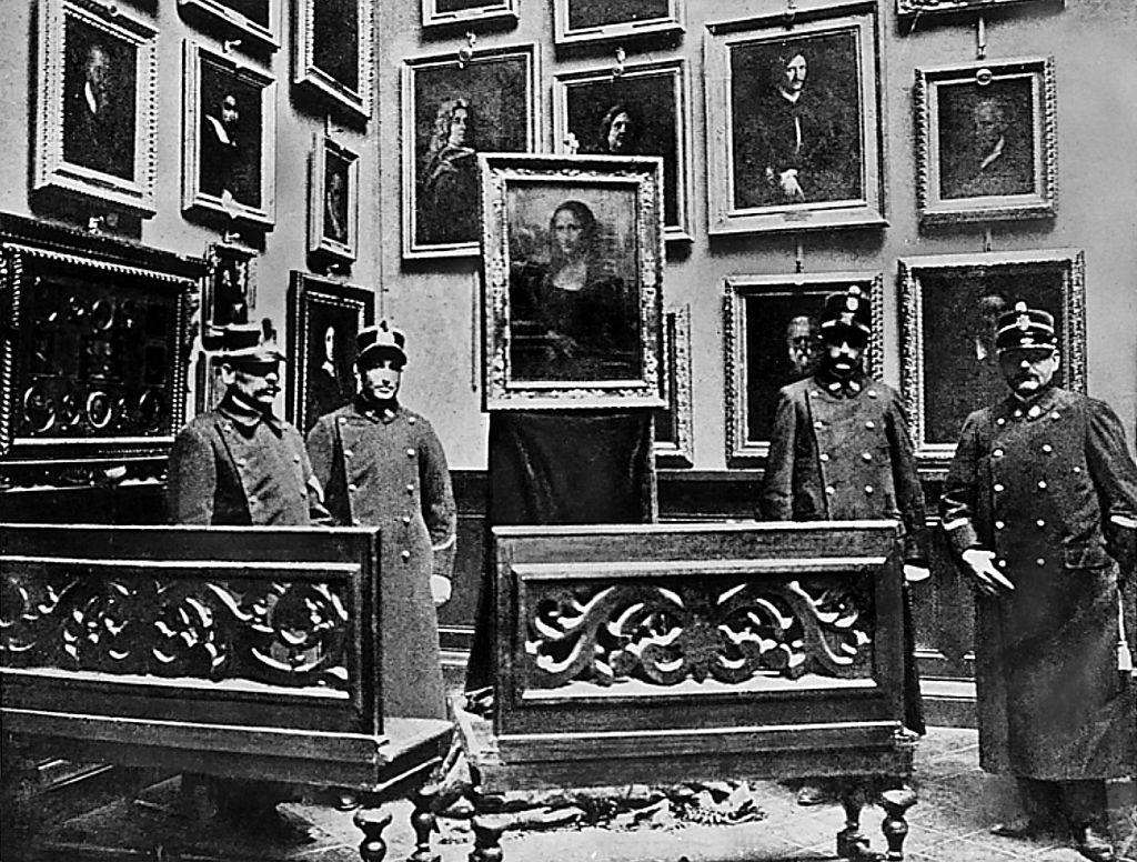 A rend őrei a Louvre-ban a Mona Lisa társaságában