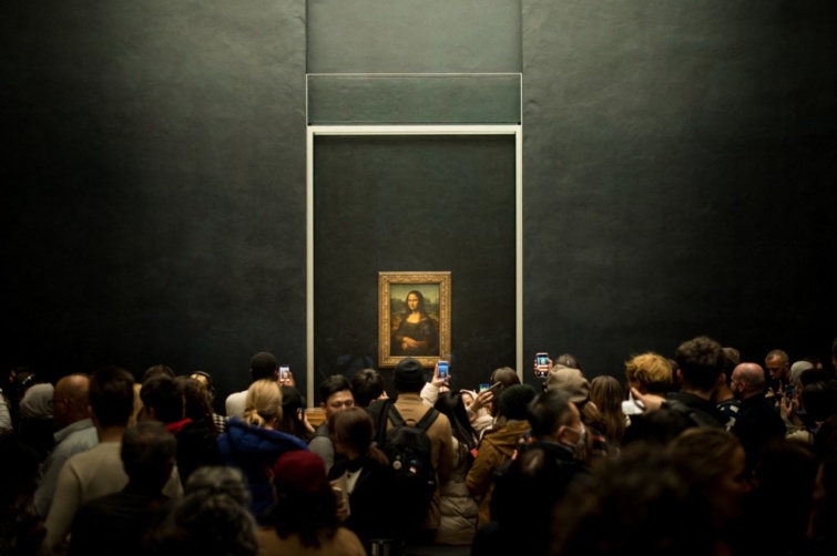 Látogatók a Louvre-ban, a Mona Lisa előtt