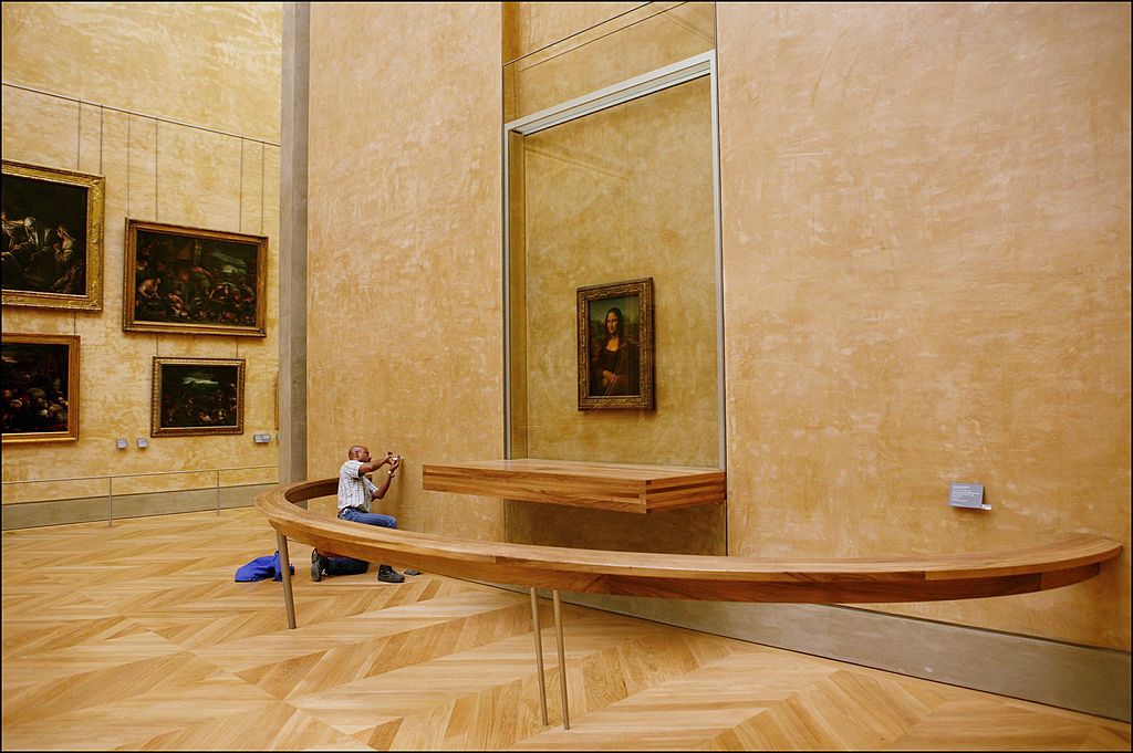 A Mona Lisát áthelyezik a Louvre egyik terméből a másikba, 2005-ben