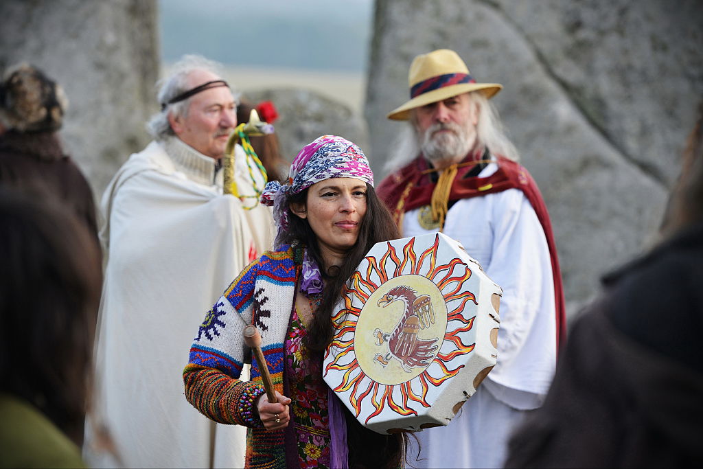 Az angliai Stonehenge mellett druida hagyományokkal ünneplik a tavaszt