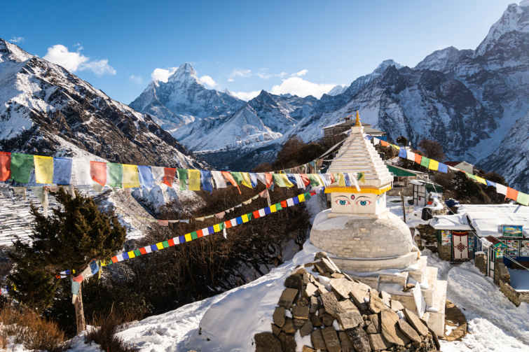 A tibeti buddhizmus jelképe, a sztúpa a a Himaláján, Nepálban