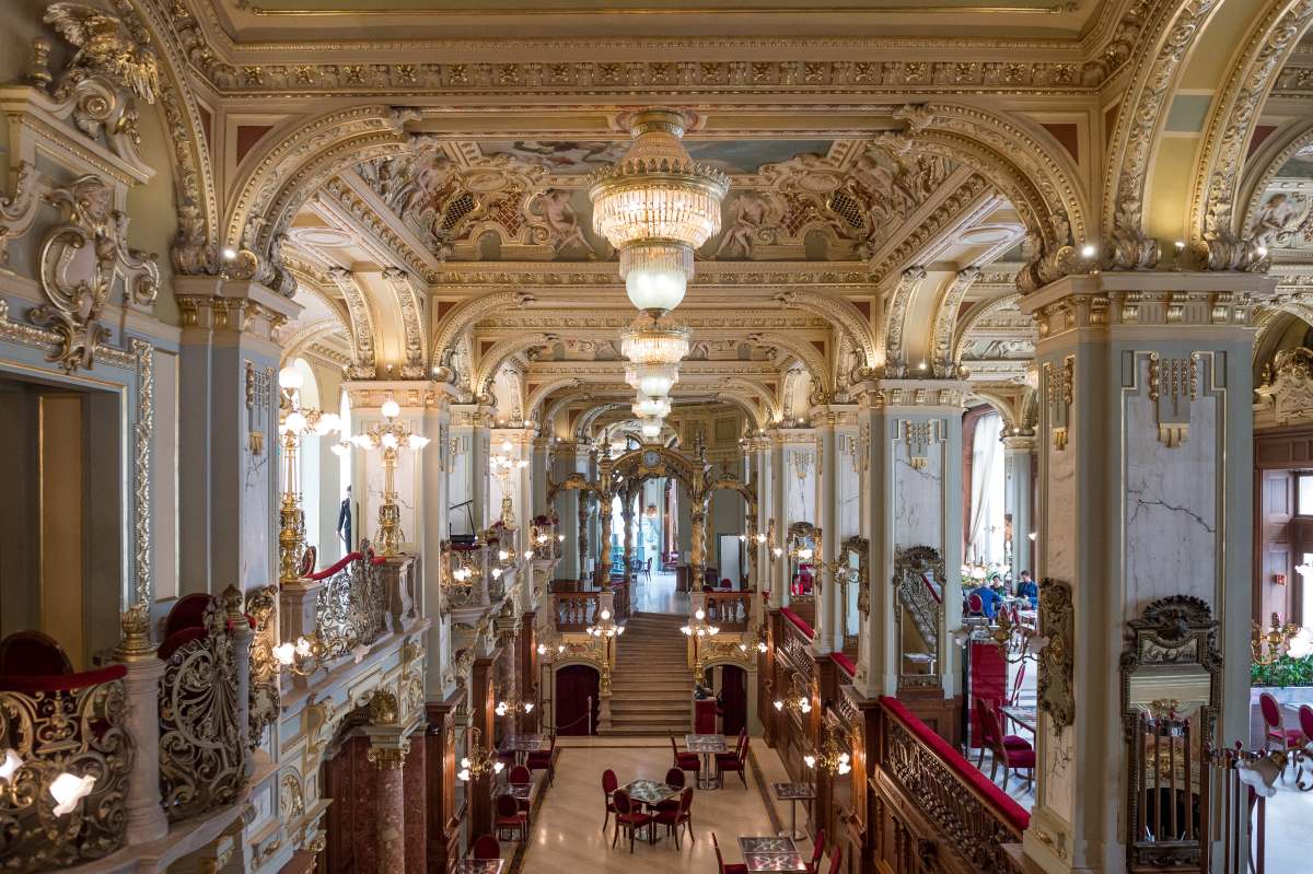 A Hauszmann Alajos által tervezettNew York Kávéház a fővárosi Nagykörúton