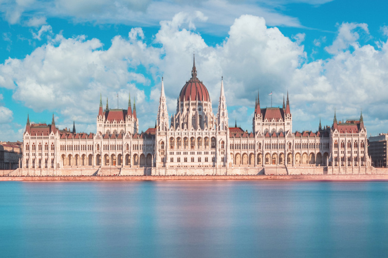 Budapesten a magyar országház, a Parlament, előtte a Dunával