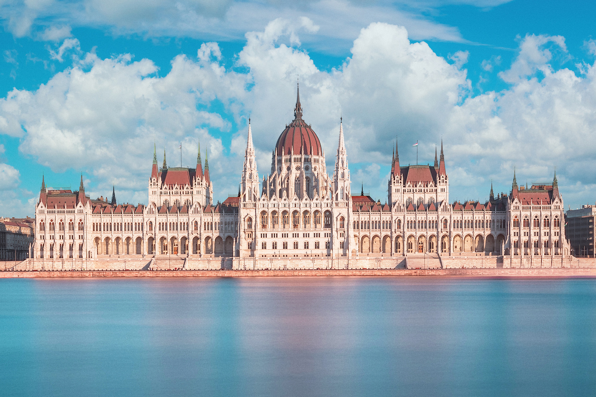 Budapesten a magyar országház, a Parlament, előtte a Dunával