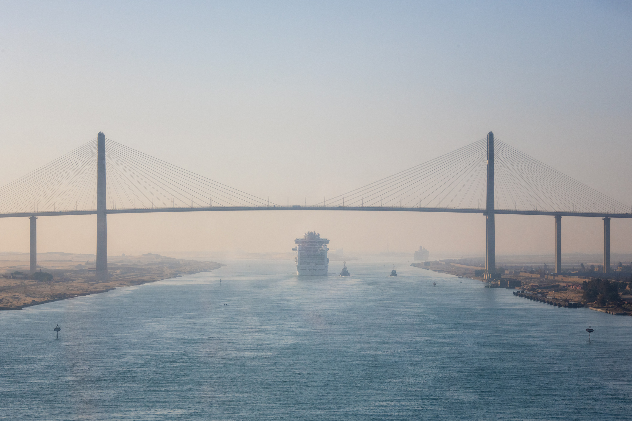 Teherhajó a kábelfeszítésű híd alatt a Szuezi-csatornán