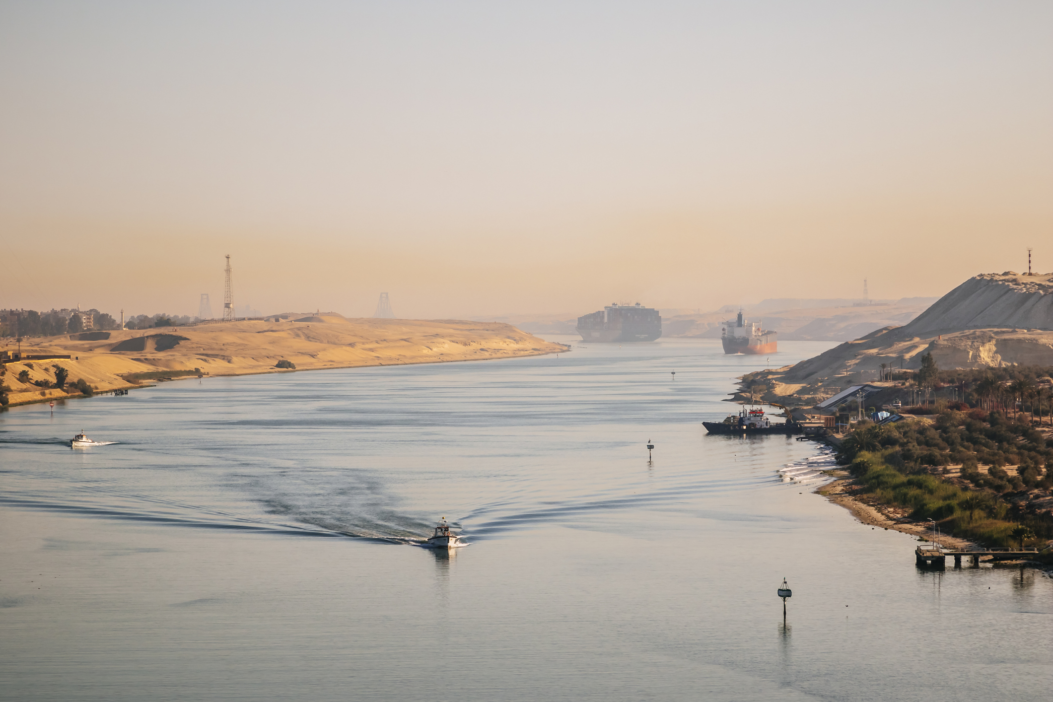 Áruszállító hajó a Szuezi-csatornán