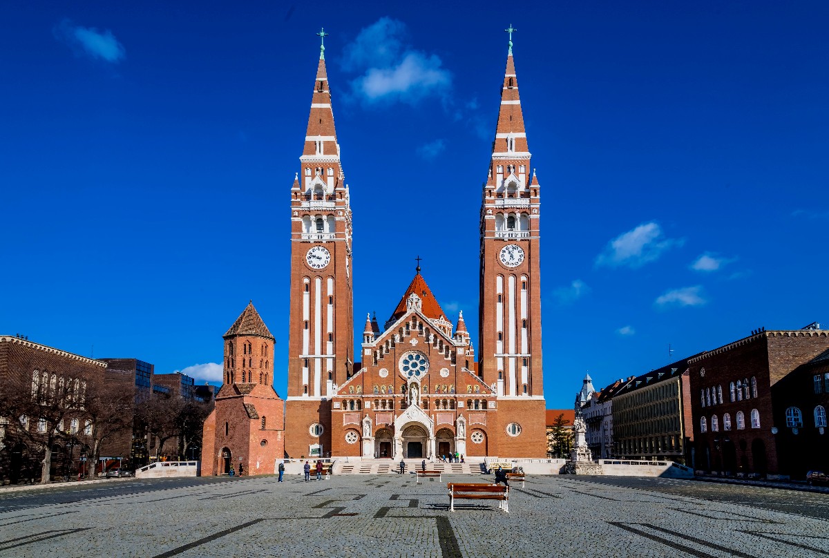 A Dóm tér Szeged városban, középen a Fogadalmi templom.