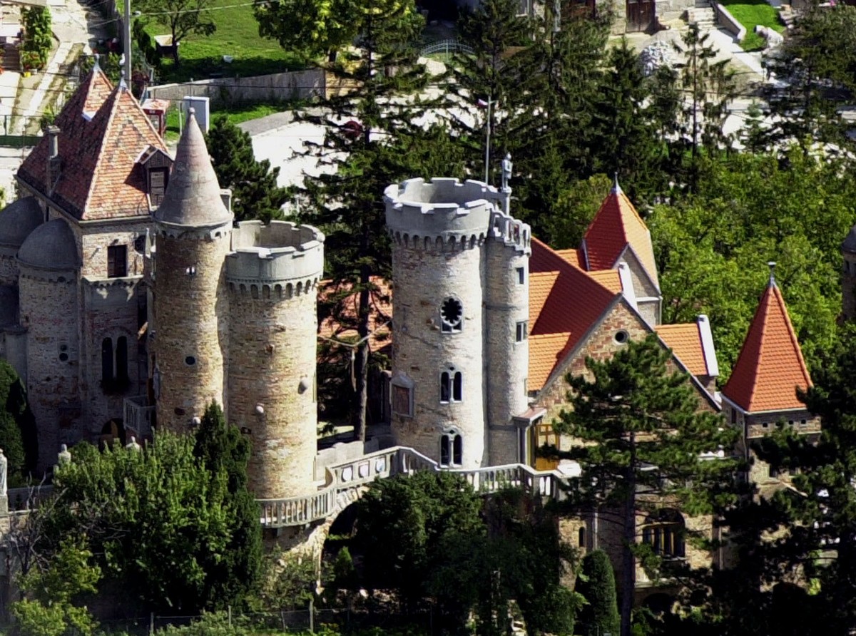 A XX. század elejétõl 40 nyáron át épült Székesfehérvár akkori Szõlõhegy részén az a magán vár, amelynek tervezõje és építõje a budapesti Bory Jenõ építész és szobrász volt.