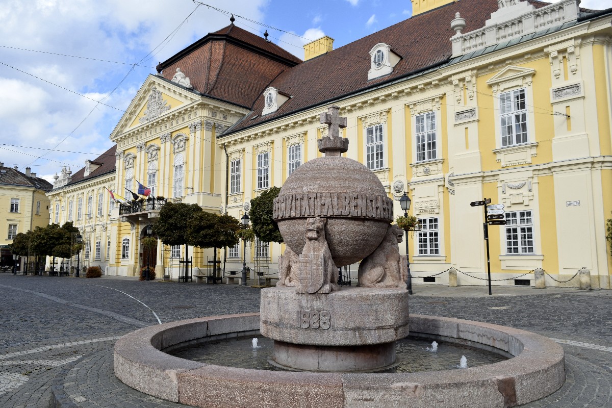 A Fehérvári jog, ismertebb nevén az Országalma vörös márvány díszkút a belvárosban a Városház tér közepén