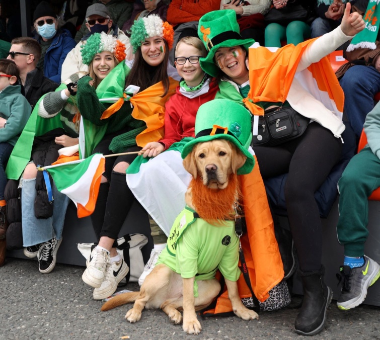 Turisták élvezik a Szent Patrik-napi felvonulás kezdetét Dublin belvárosában