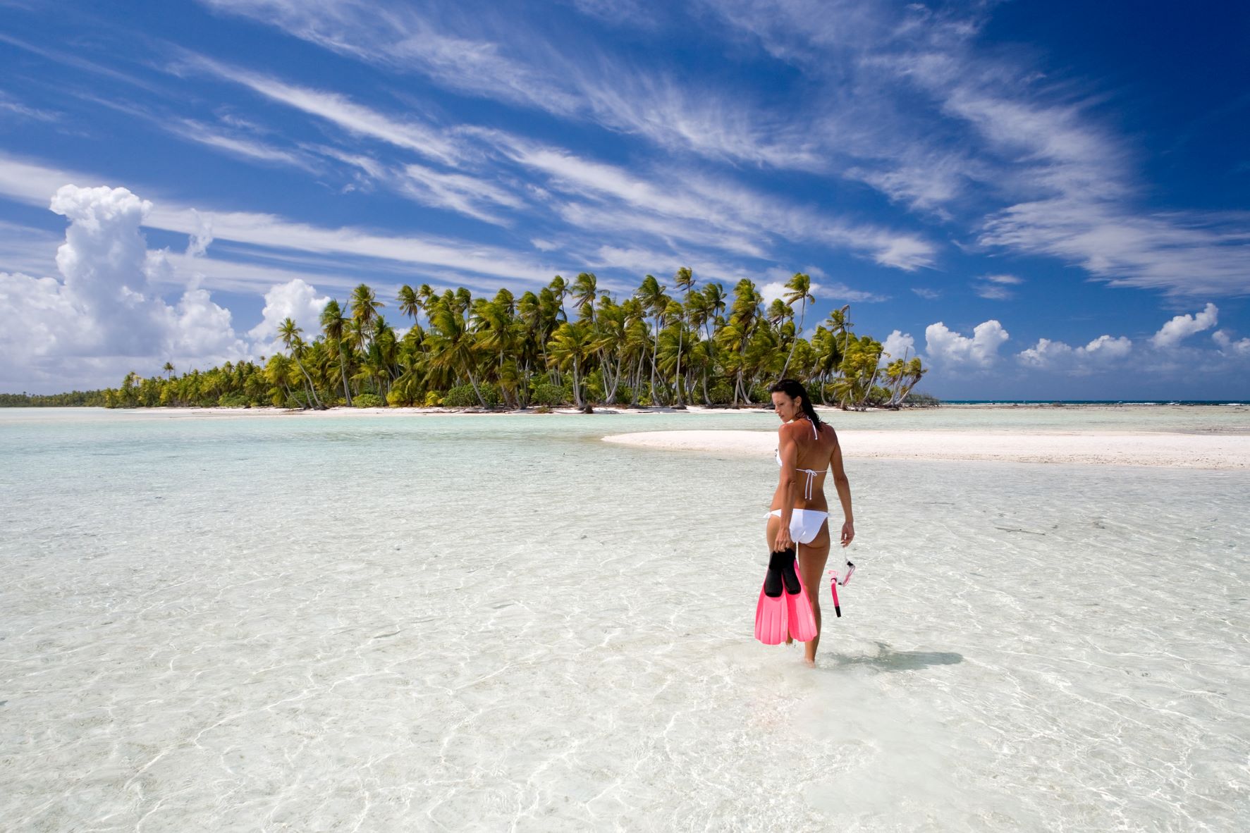 Fiatal lány Tahiti partjainál