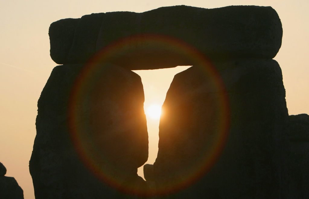 Tavaszi napéjegyenlőség alkalmával átsüt a Nap a Stonehenge kövei között