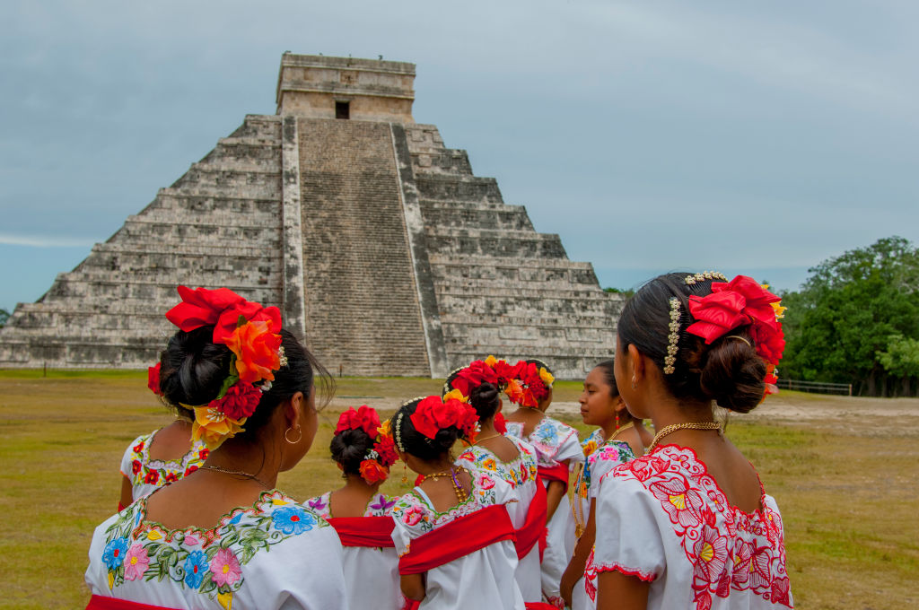 Mexikóban a helyiek az El Castillo piramistemplom előtt üdvözlik az új évszakot