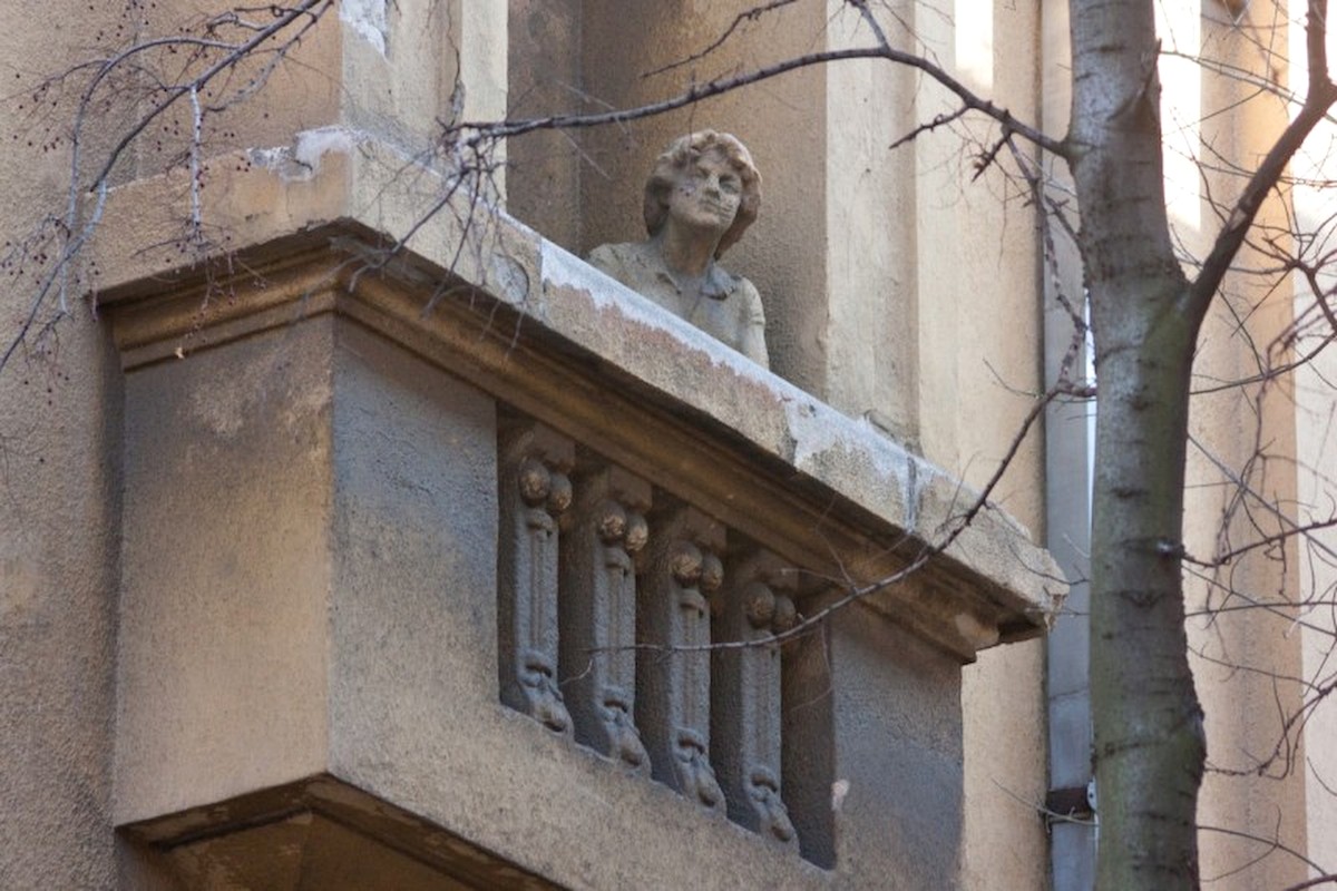 Budapest XIV. kerületében, a Thököly út 61-es számú ház erkélyen áll egy asszony szobra.