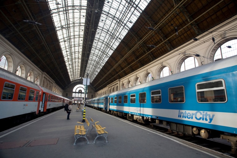 Vonatok a Keleti pályaudvaron.