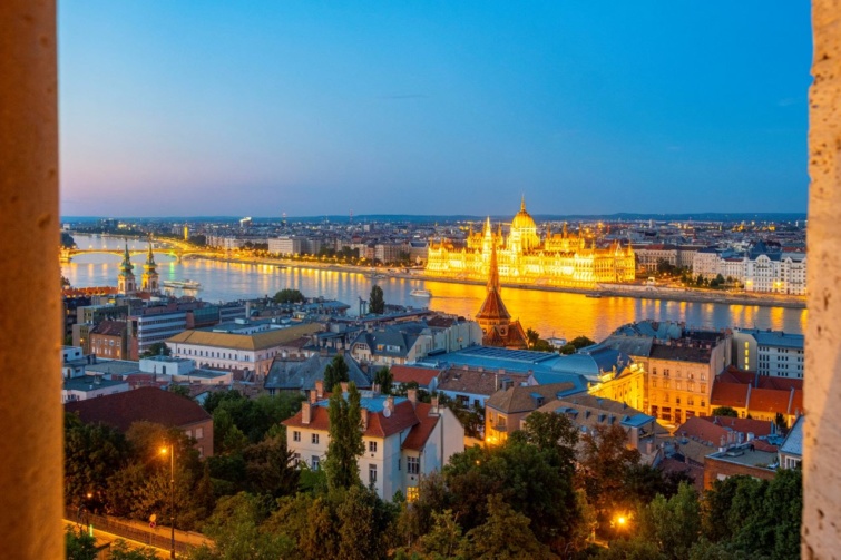 Fotó Budapestről néhány látványosságáról: Parlament, Margit híd, Duna.