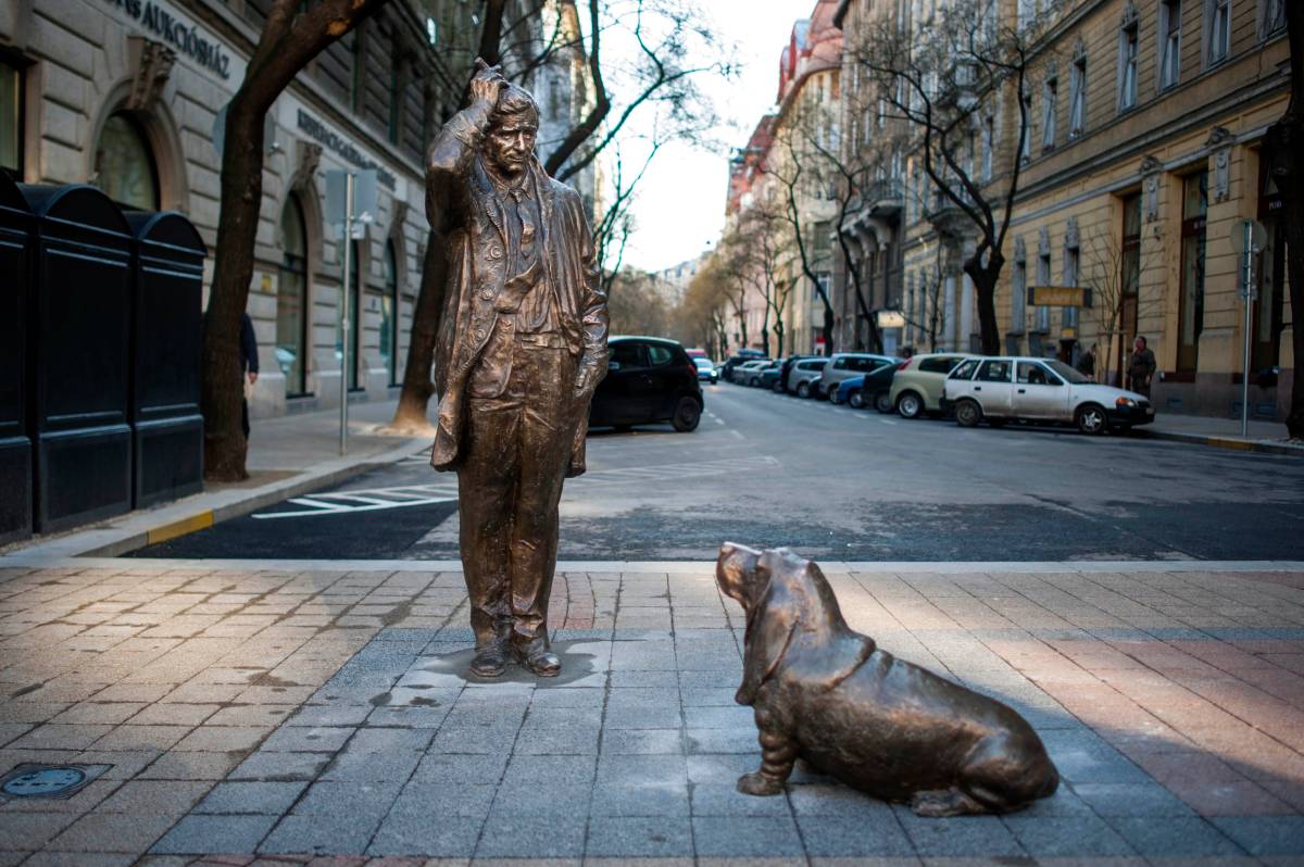 A néhai Peter Falk, a Columbo hadnagyként ismert, magyar felmenőkkel rendelkező amerikai színész és kutyája életnagyságú bronzszobra Budapesten a Falk Miksa utcában