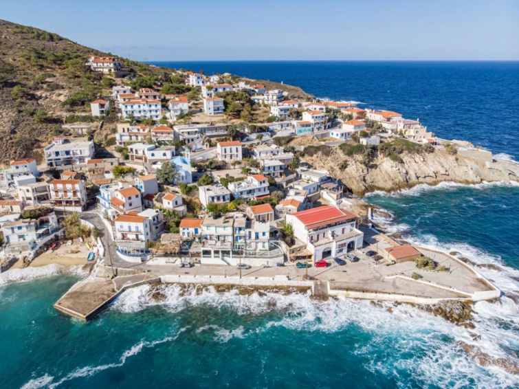 Panorámás légi felvétel a hagyományos festői Armenisztis faluról Görögországban