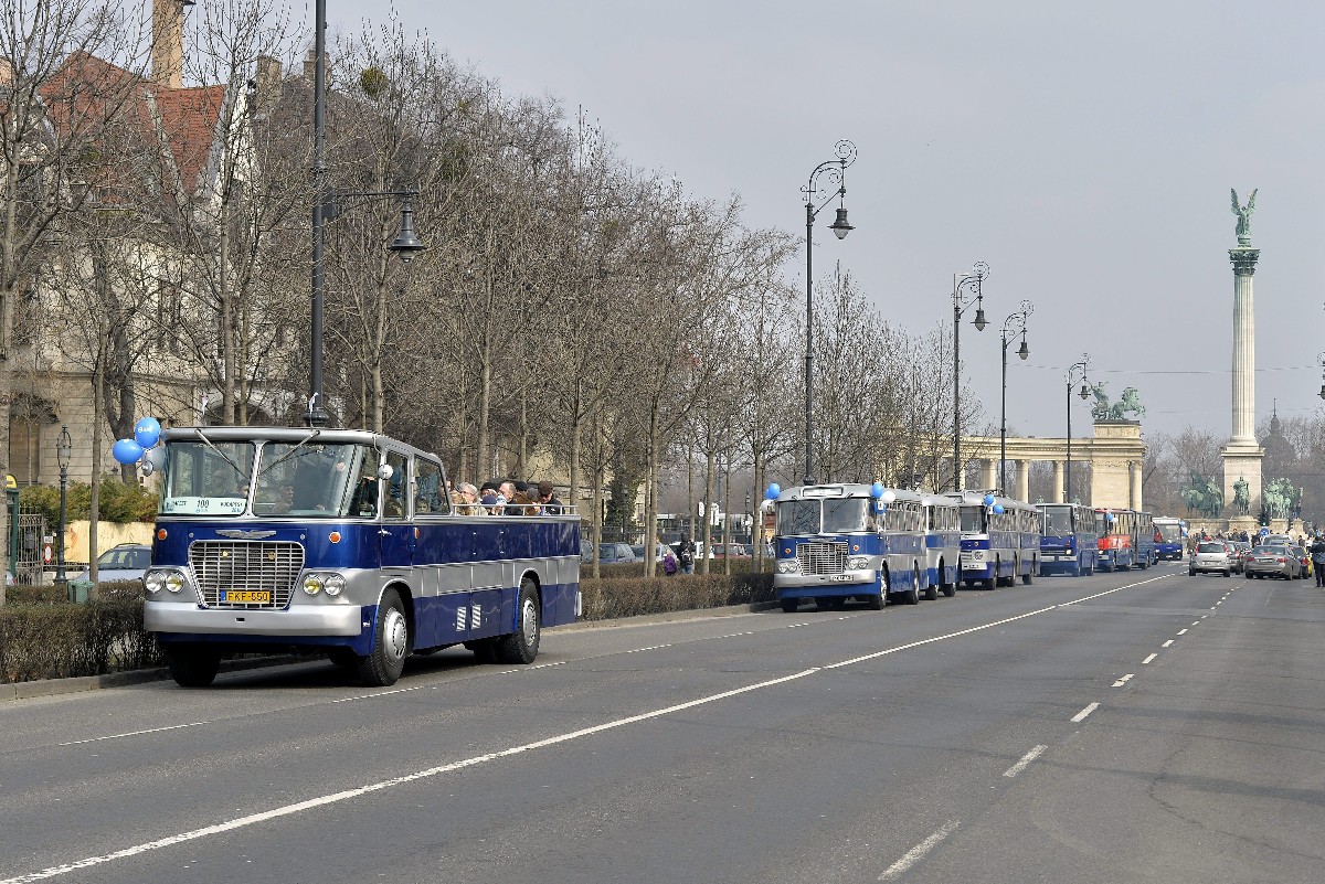 Autóbuszkonvoj felvonulása a százéves budapesti autóbusz-közlekedést ünneplõ programsorozat megnyitóján a fõvárosi Andrássy úton 2015. március 1-jén.