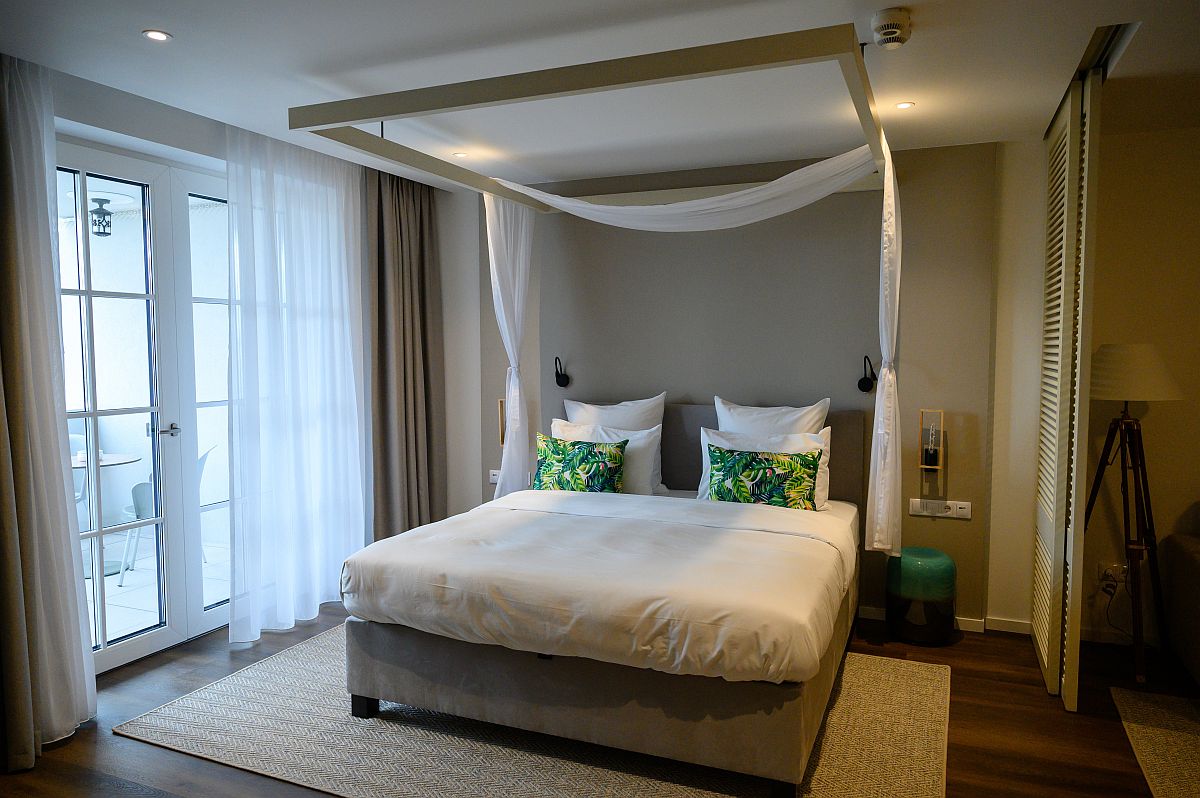 Az ötcsillagos Mövenpick BalaLand Resort és FamilyPark egyik szobája Szántódon az átadás napján, 2023. március 31-én.