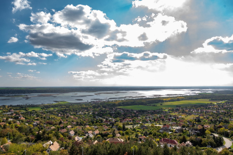 A Velencei-tó és a környező vidék látképe a 2018-ban átadott Bence-hegyi kilátóból a Fejér megyei Velencén 2022. október 19-én.