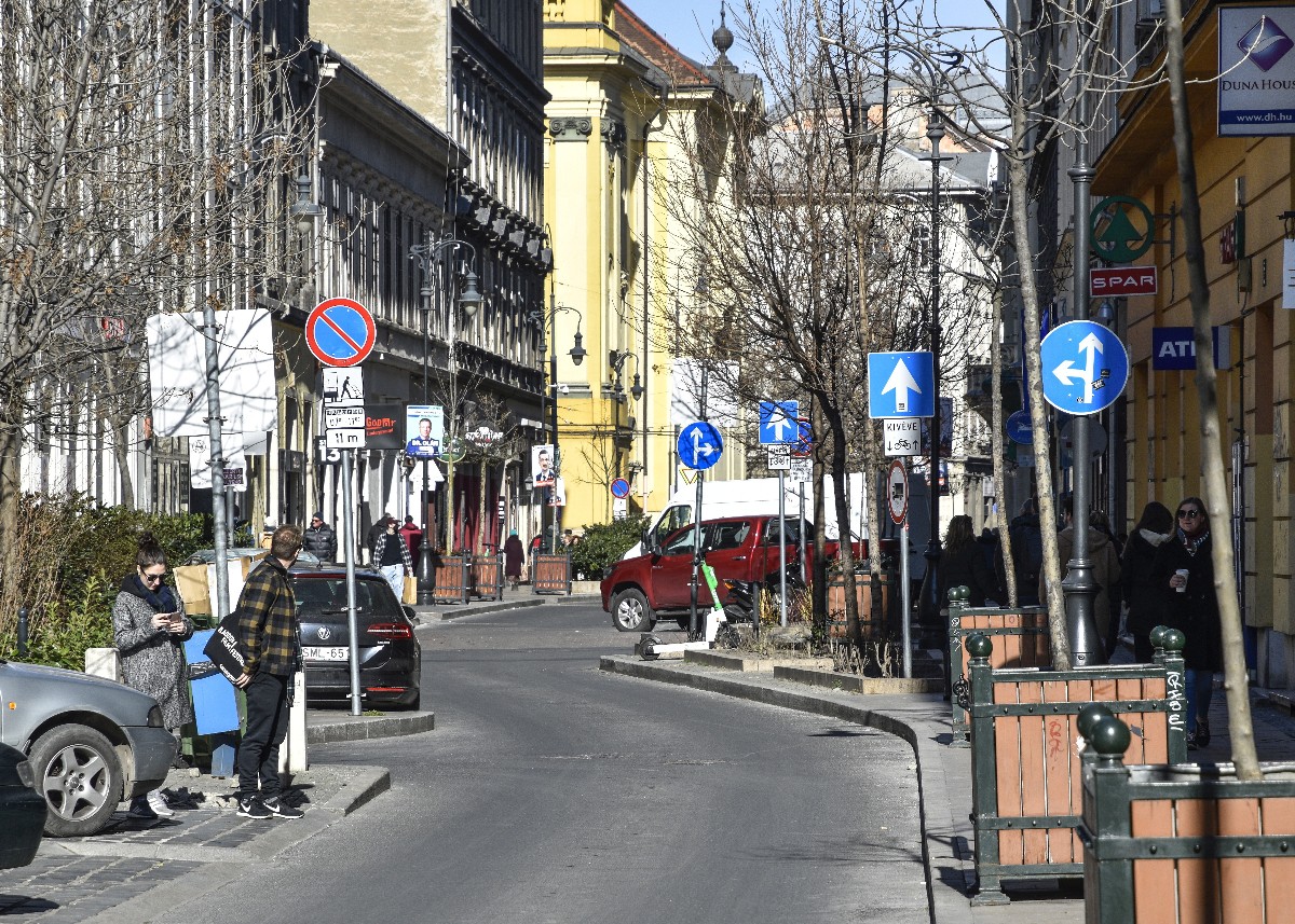 A Király utca látképe közlekedési táblákkal a Teréz körút felé az Erzsébetvárosban.