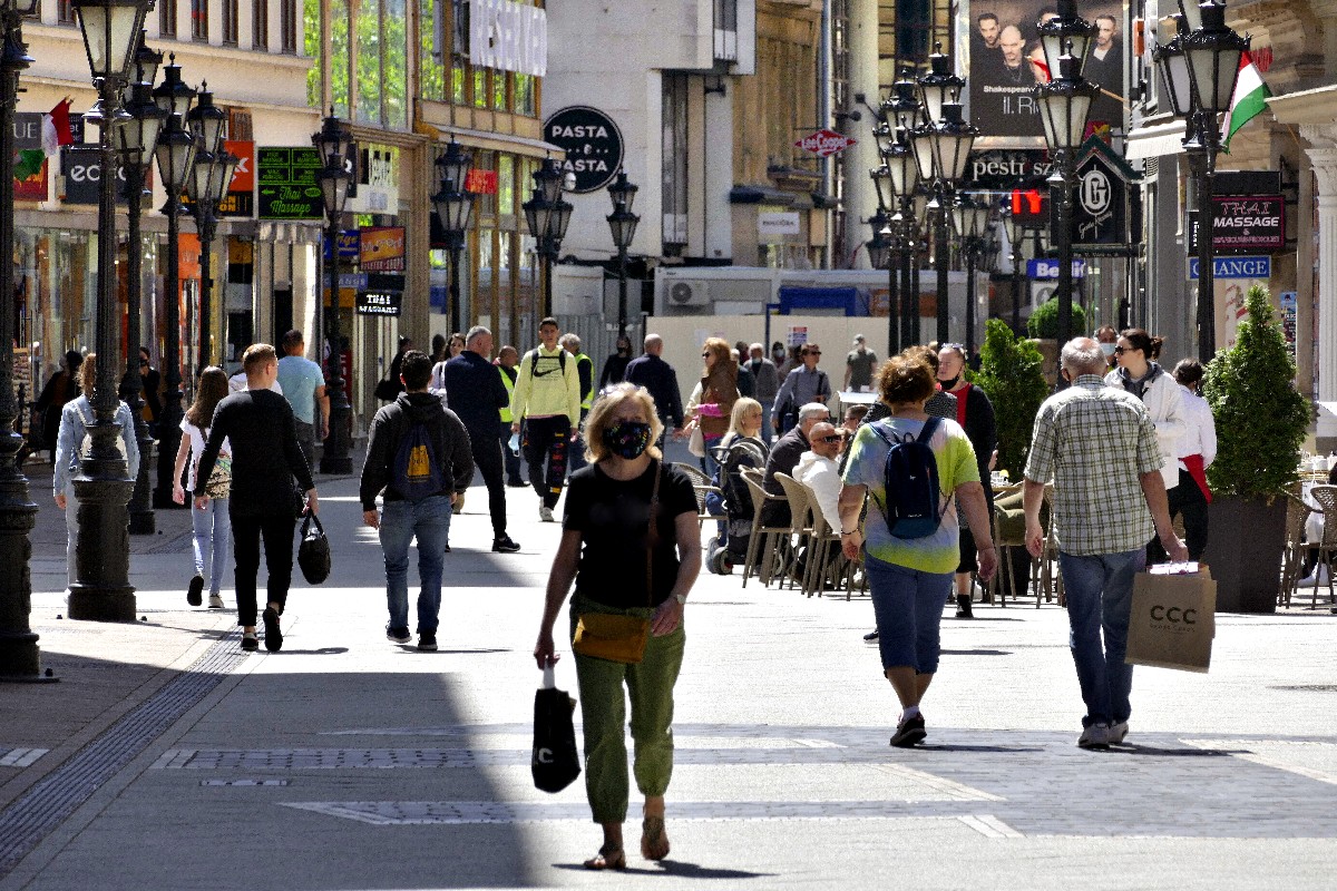 Sétáló, vásárló, kávézva pihenő emberek, turisták a Váci utcában a főváros leghíresebb bevásárlóövezetéban, az V. kerületben, amely a Vörösmarty teret köti össze a Vámház körúttal