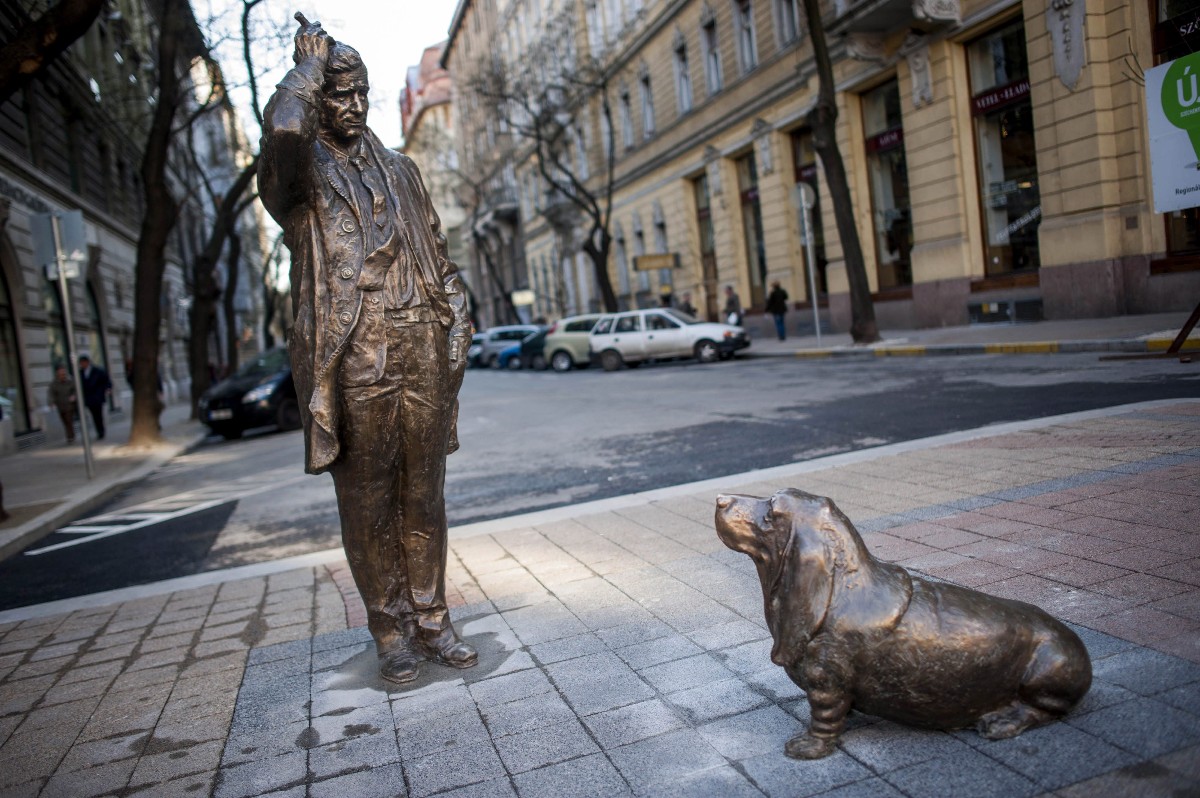 A néhai Peter Falk, a Columbo hadnagyként ismert, magyar felmenõkkel rendelkezõ amerikai színész életnagyságú bronzszobra és kutyája Budapesten a Falk Miksa utcában 2014. március 13-án.