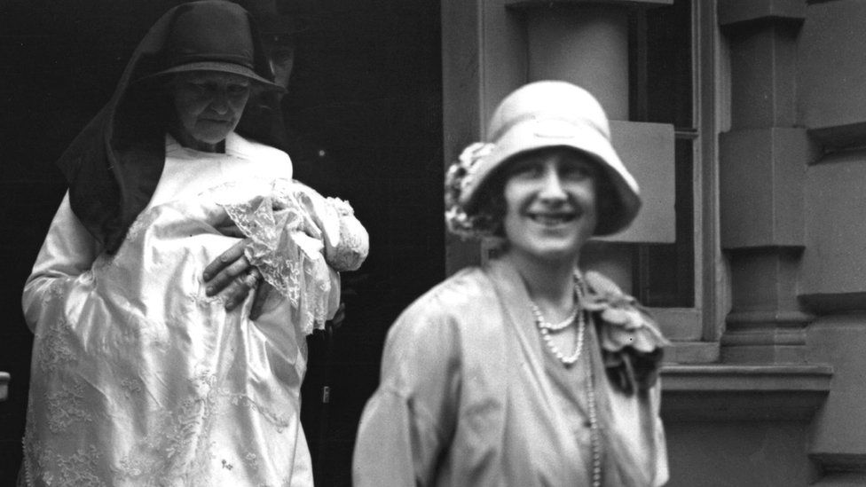 A pár napos Erzsébet az édesanyjával, az Anyakirálynővel Londonban