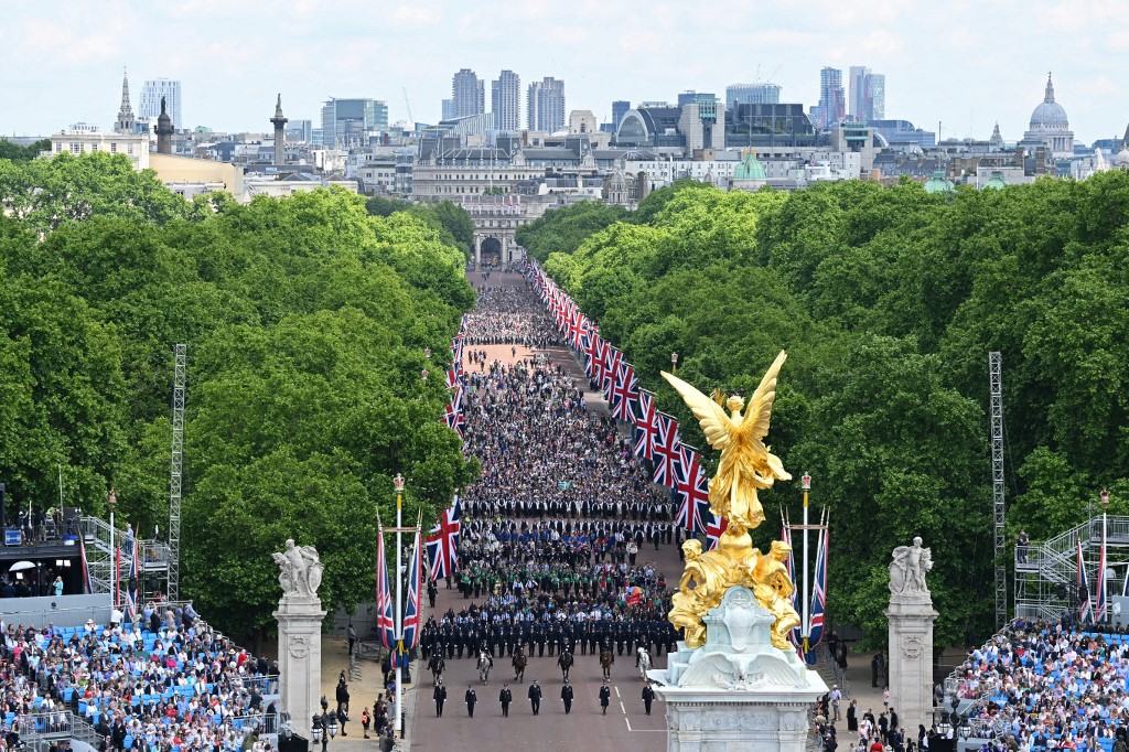 Több ezer ember a Buckingham-palota előtt Londonban, a királynő születésnapján