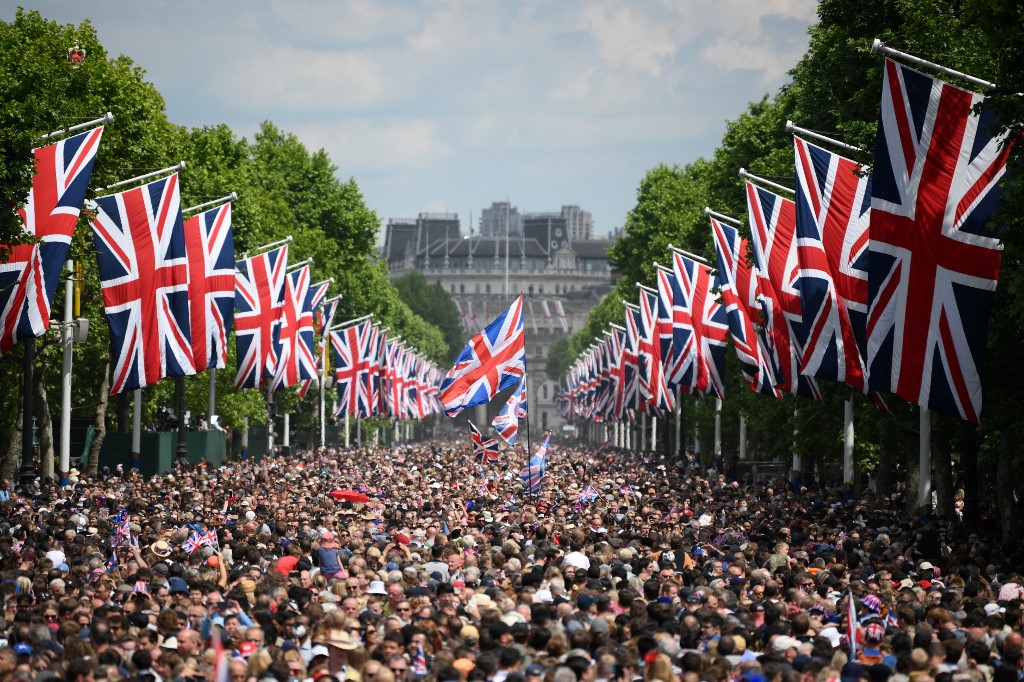 Emberek ezrei 2022-ben II. Erzsébet születésnapján London utcáin