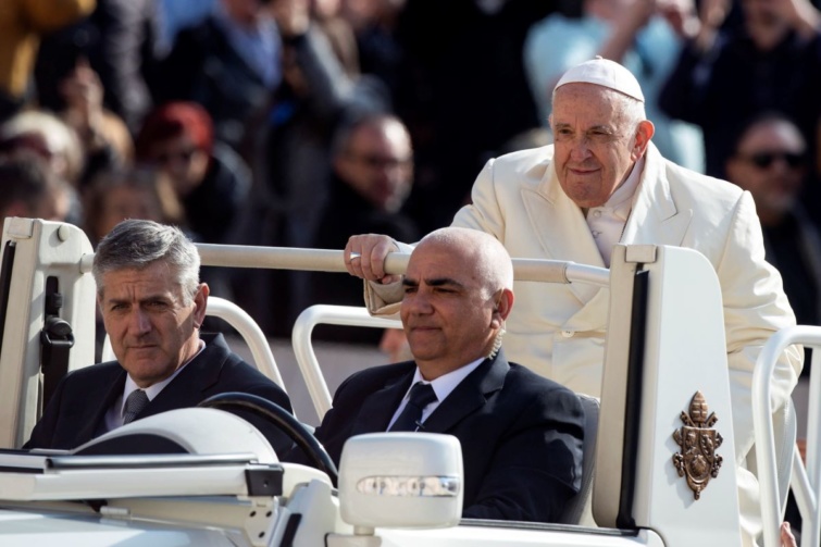 Ferenc pápa a pápamobilon utazik