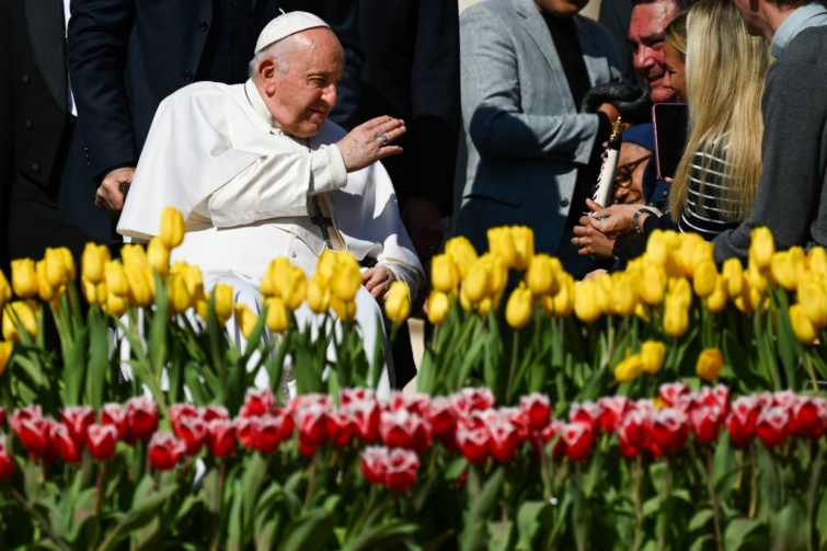 Ferenc pápa vendégekkel találkozik a heti általános audiencia végén 2023. április 12-én a vatikáni Szent Péter téren.