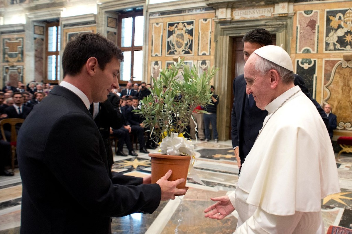 Amikor a pápa fogadta Lionel Messit a Vatikánban