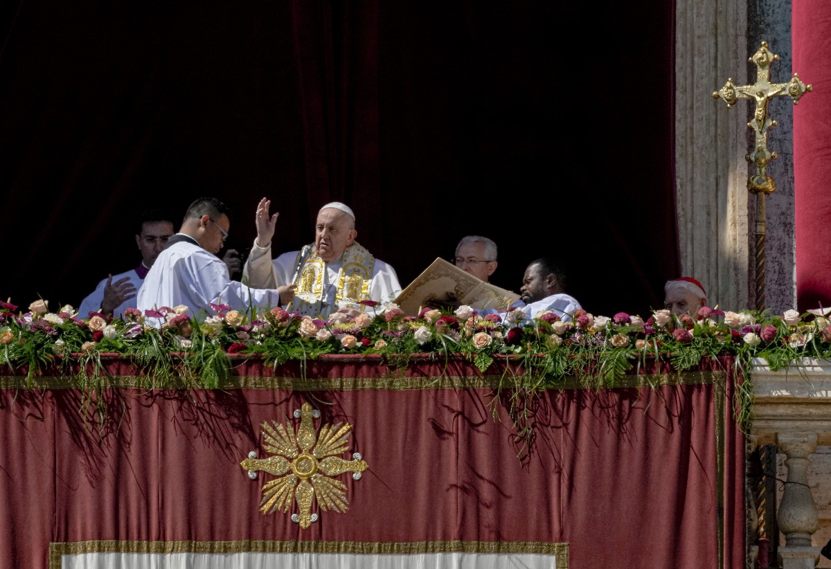 Ferenc pápa (k) a vatikáni Szent Péter-bazilika erkélyén