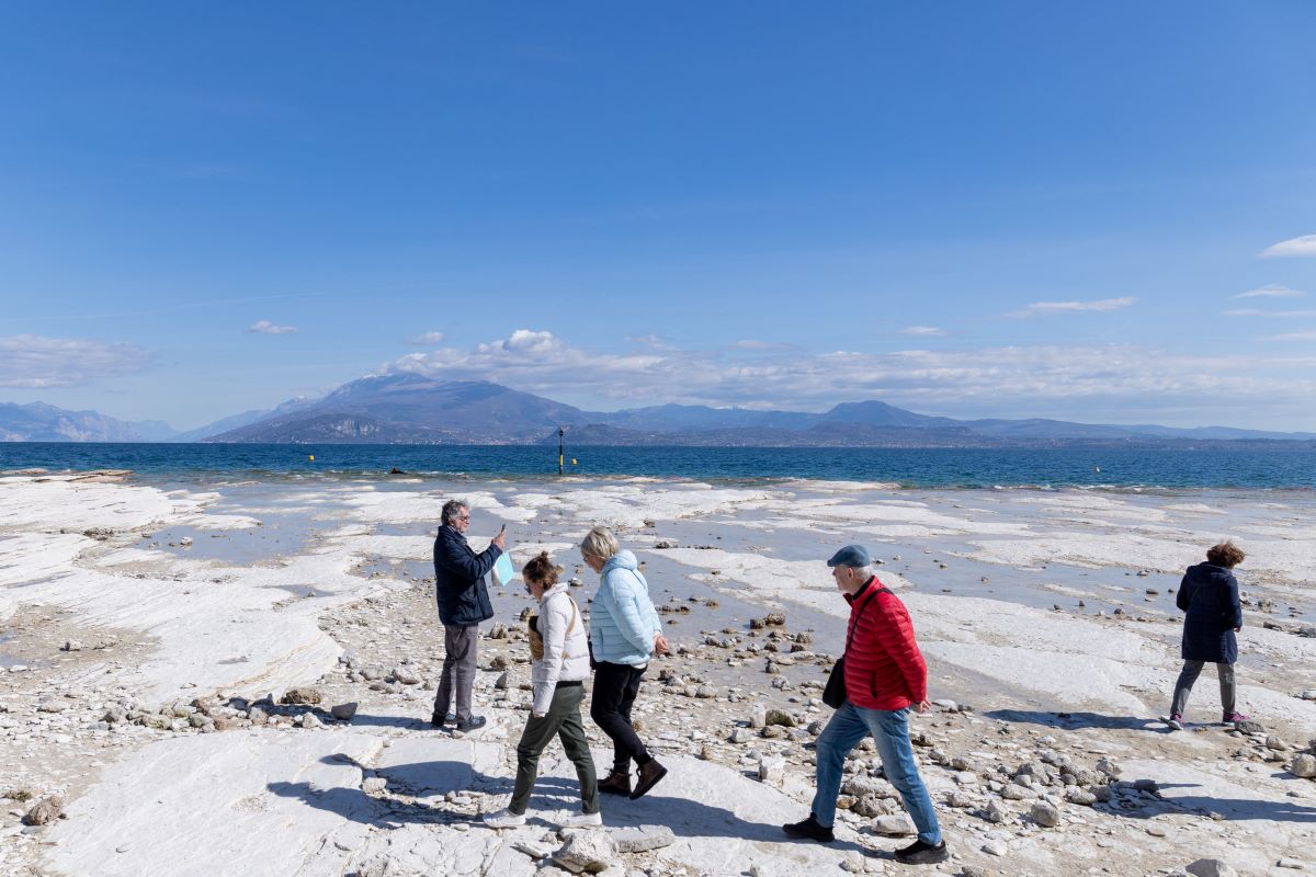 Turisták a Garda-tó kiszáradt részén