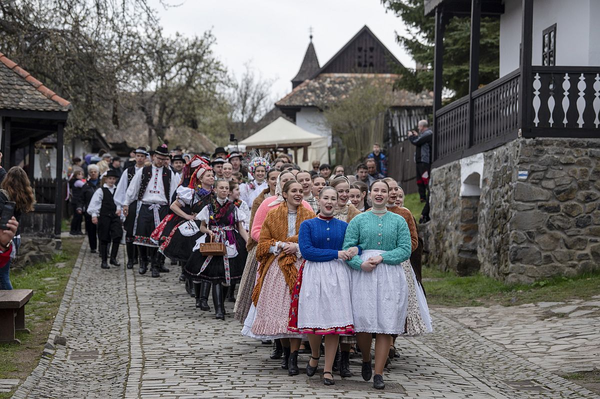 Hagyományőrzők népviseletben a Hollókői Húsvéti Fesztiválon Hollókő ófalujában 2023. április 10-én.