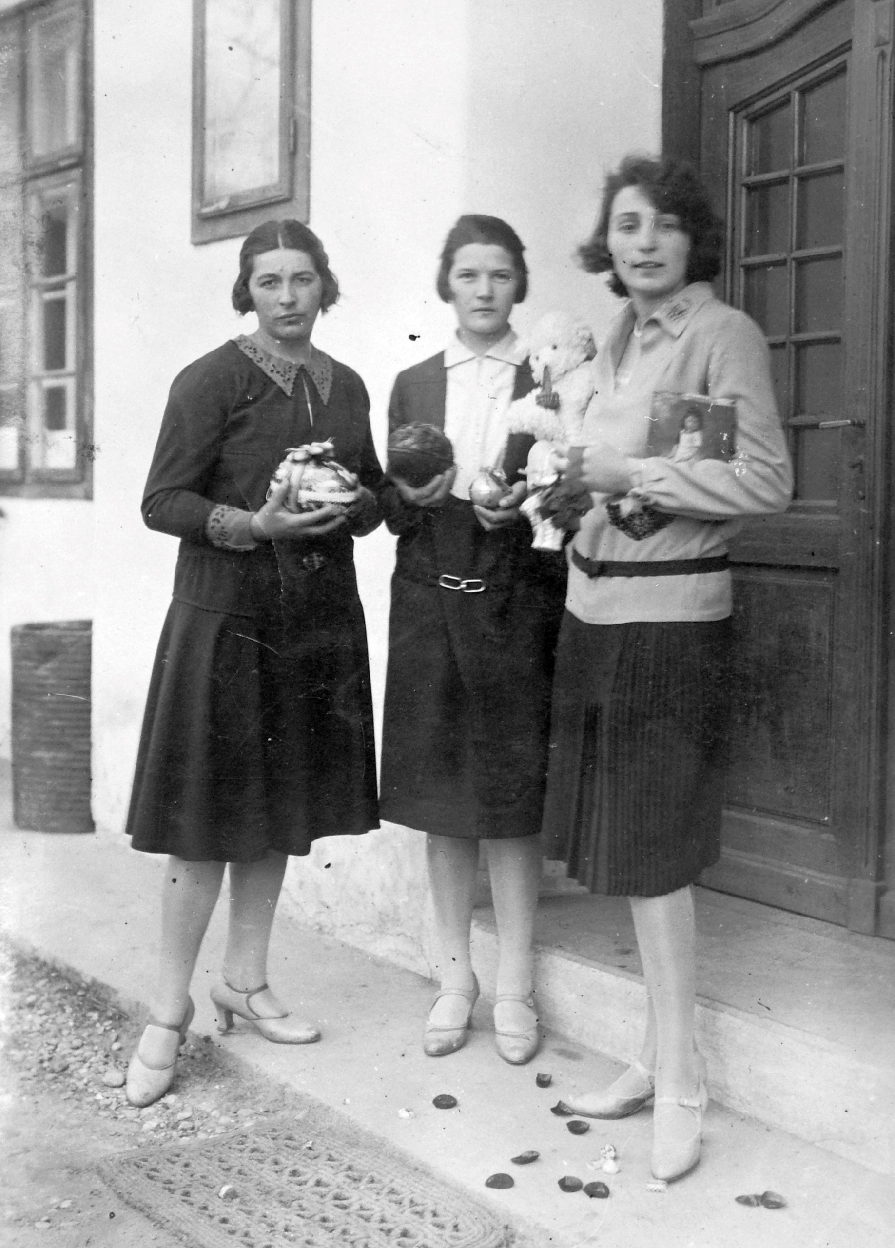 Nők húsvéti ajándékokkal a kezükben, 1933-ban.