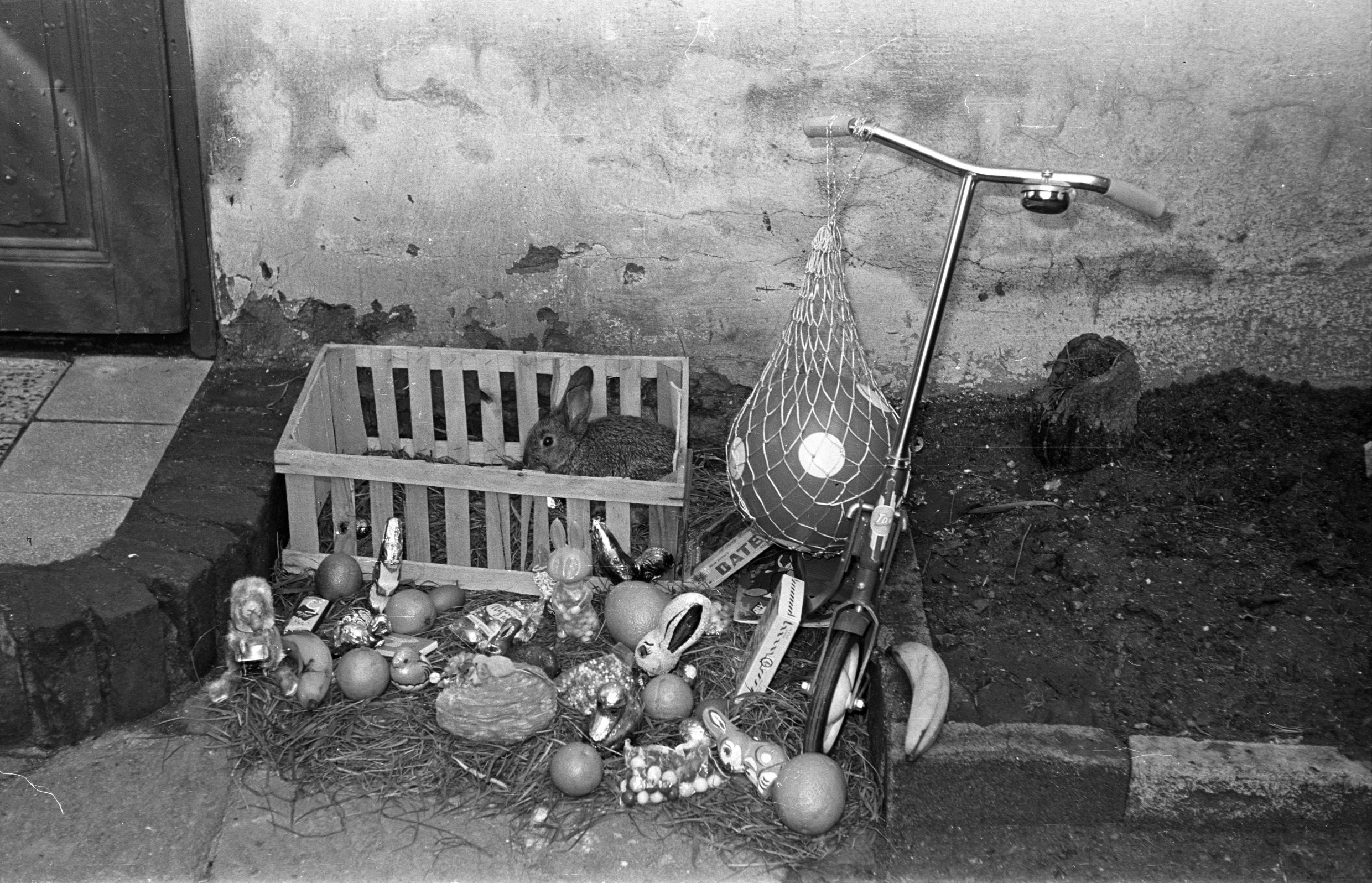 Húsvéti ajándékok, köztük egy roller 1966-ban.