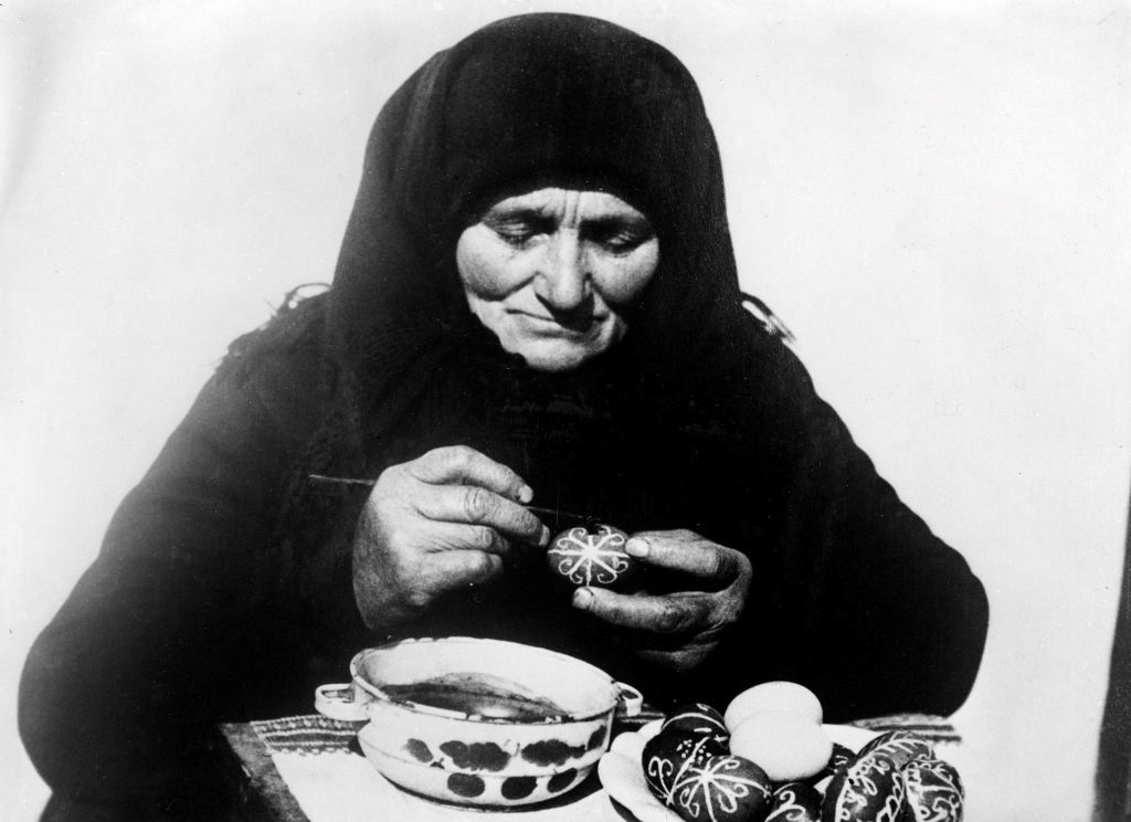 Magyar parasztasszony, aki húsvéti tojásokat készít 1935 áprilisában