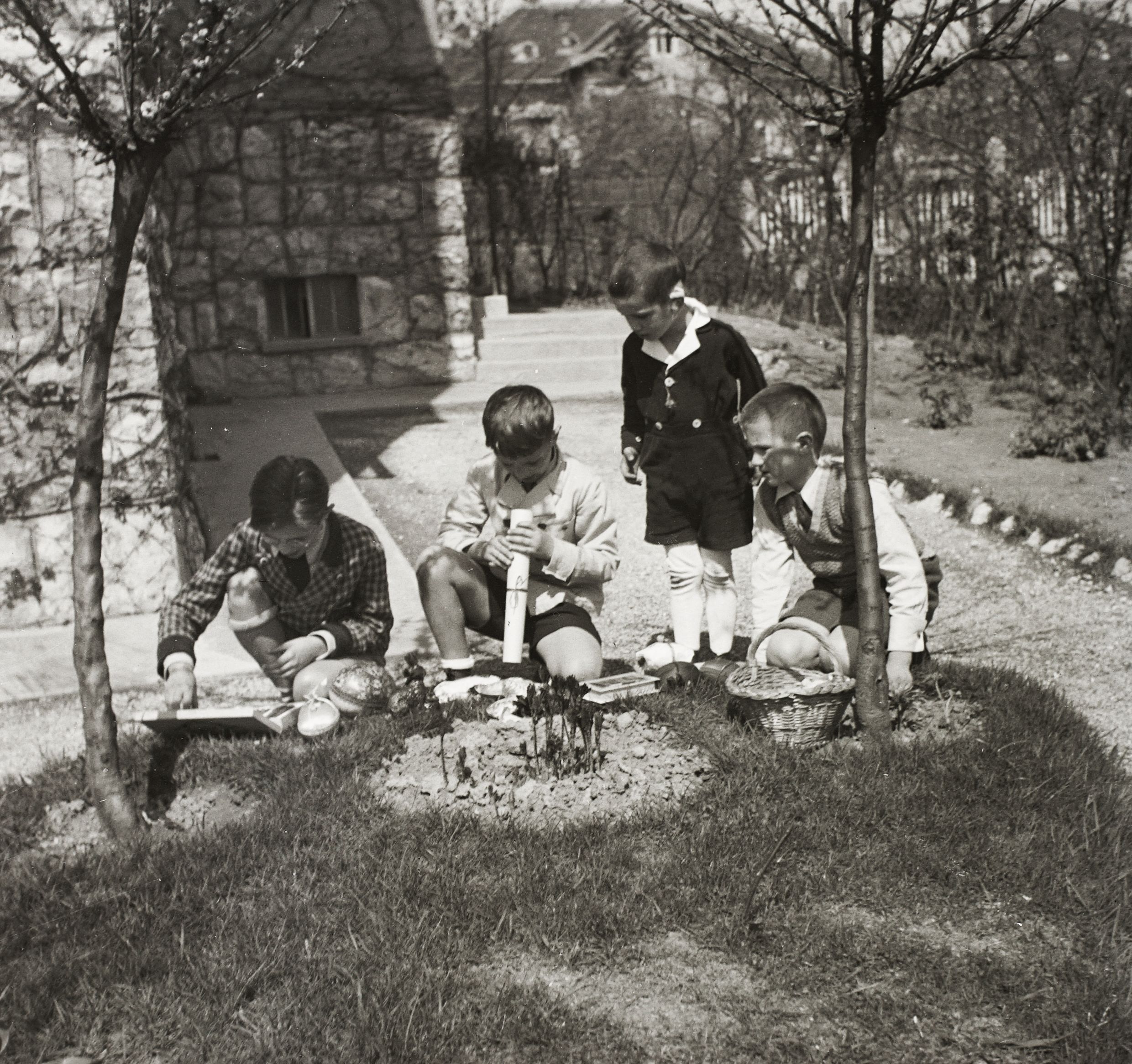Fiúk megnézik a húsvéti ajándékaikat 1934-ben egy budapesti udvaron.