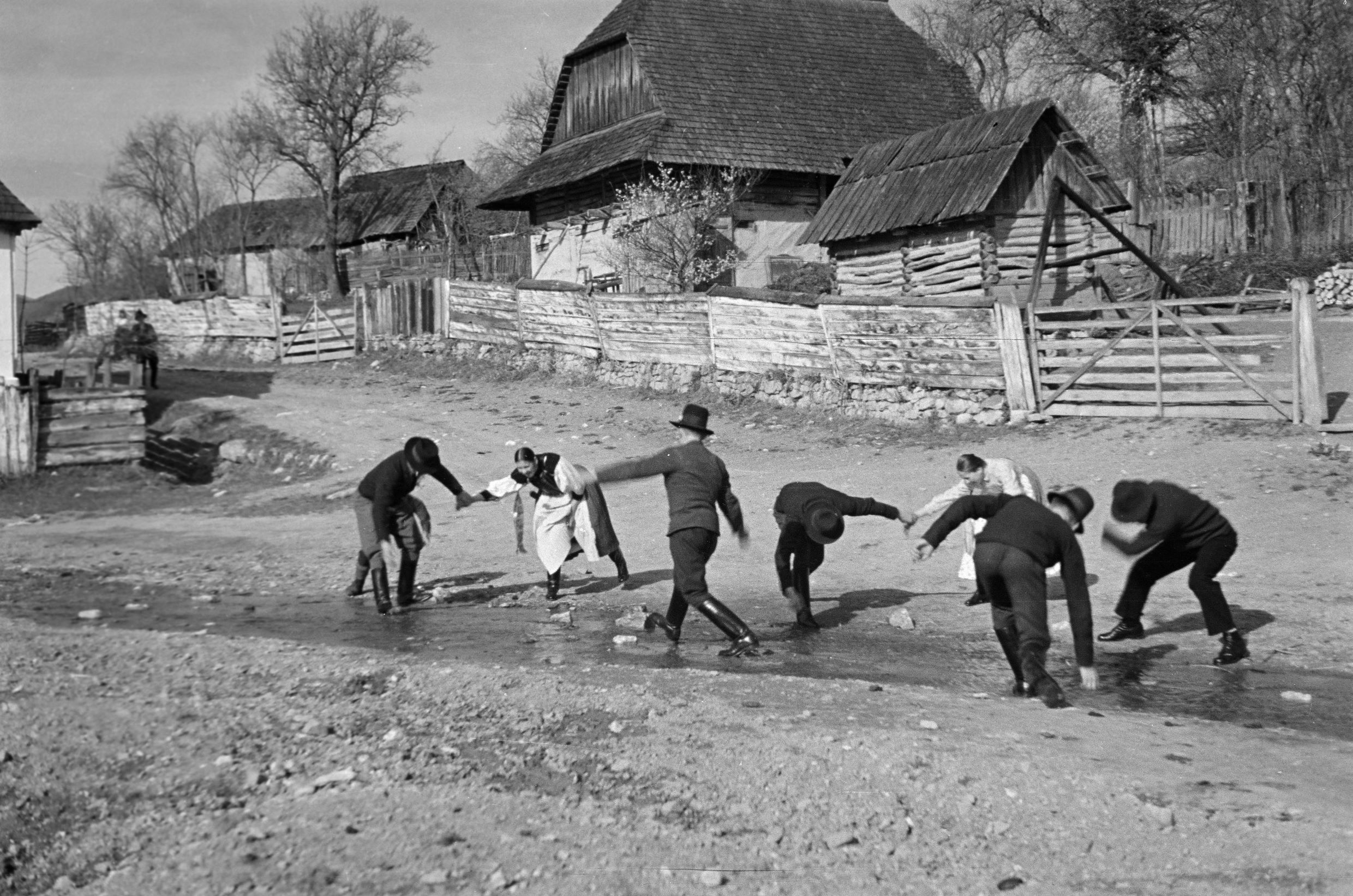 Körösfő - Húsvéti locsolkodás, kalotaszegi népviseletben, 1944.