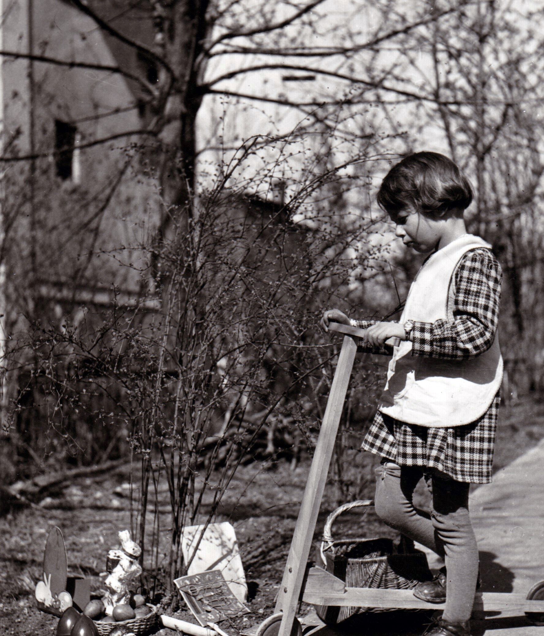 Fából készült roller és néhány húsvéti ajándék 1946-ban.