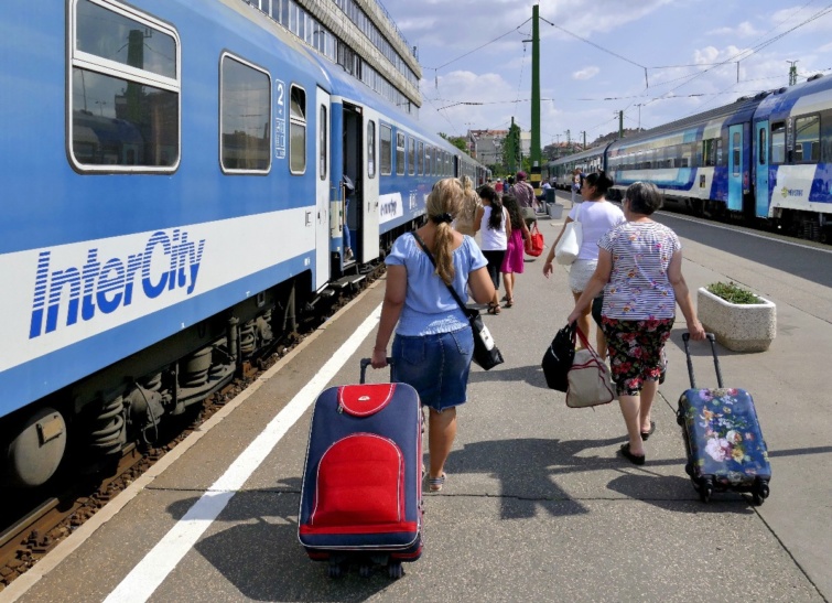 Utasok csomagokkal a főváros Déli pályaudvarának peronján a MÁV Start Zrt. Keszthely felé induló egyik InterCity (IC-s) vonatának egyik számozott kocsija felé tartanak, ahova a megváltott helyjegyük szól.