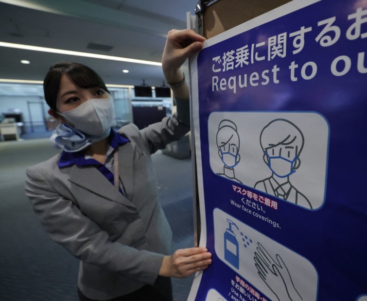 Koronavírus szabályokról szóló plakát egy japán reptéren