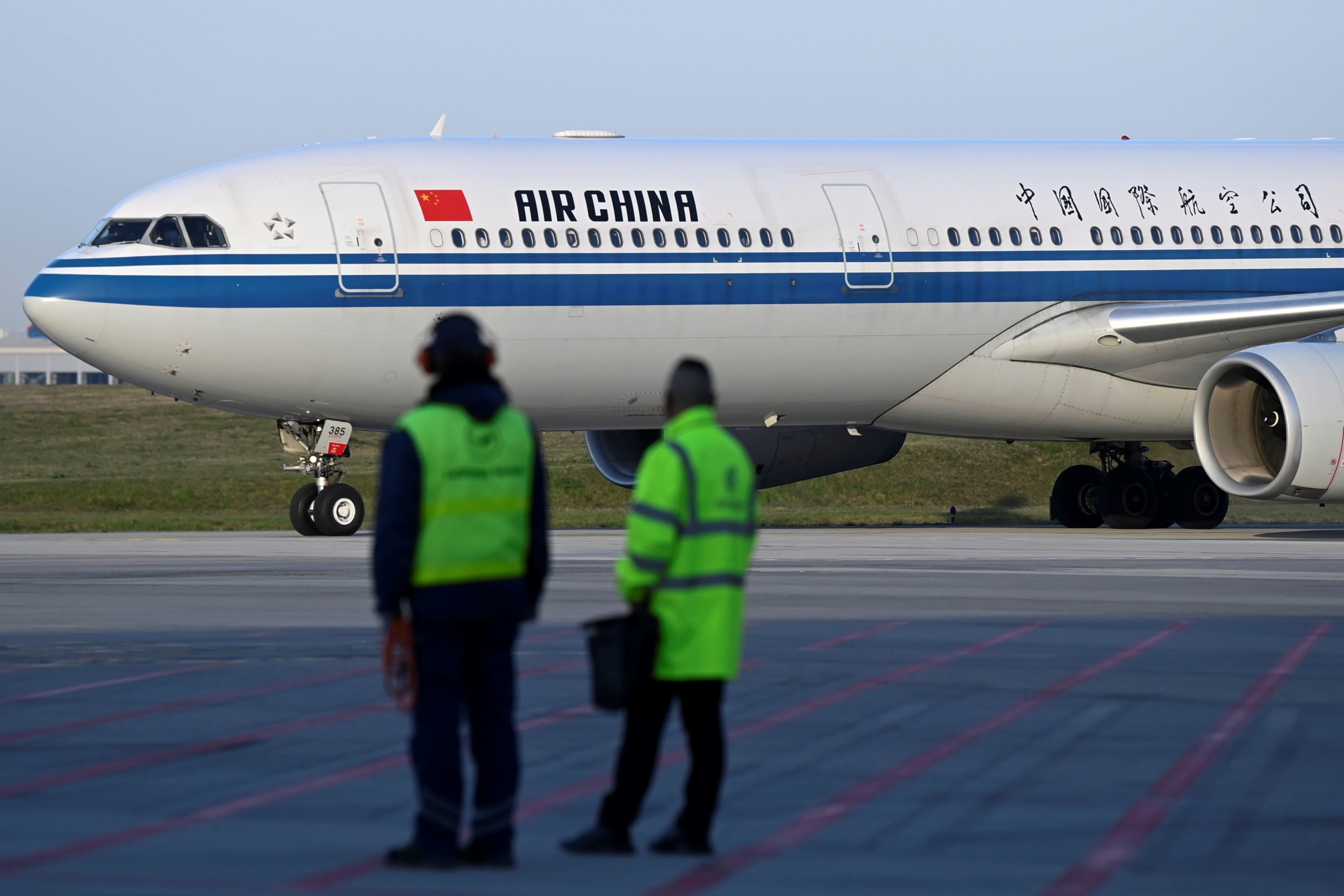 Az Air China Csungking-Budapest járata a pandémia óta az első hivatalos kínai csoportos turistavízummal rendelkező turistacsoporttal a fedélzetén érkezik a Liszt Ferenc-repülőtérre