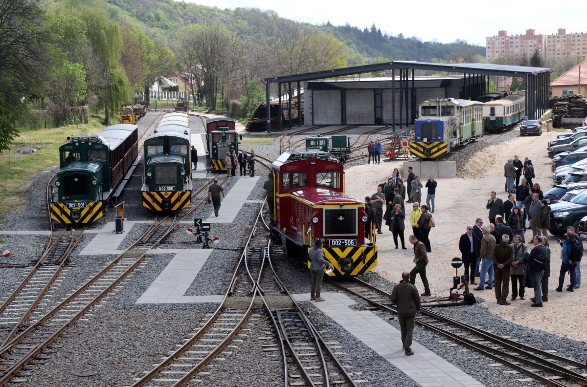 Megújult vasúti szerelvény a felújított Lillafüredi Állami Erdei Vasút (LÁEV) átadóünnepségén Miskolcon