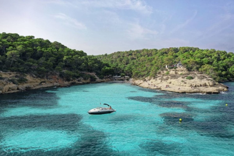 Mallorca egyik csodálatos tengeri öble, türkizkékbe úszva