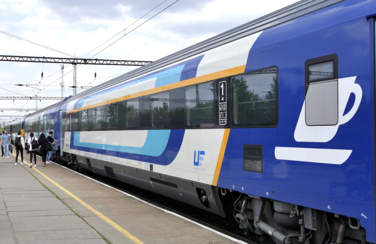 A MÁV Start Zrt. 1-es jelzésű vasútvonalán közlekedő IC járatokon már szolgálatot teljesítenek a Hungária EuroCity minőséget hordozó Apmz sorozatú, 1. osztályú vasúti kocsik is. E közösségi járművek már 200 km/órás sebességen is közlekedhetnek, a fedélzeti kényelmi berendezéseik pedig megfelelnek a nemzetközi EuroCity szabványnak.